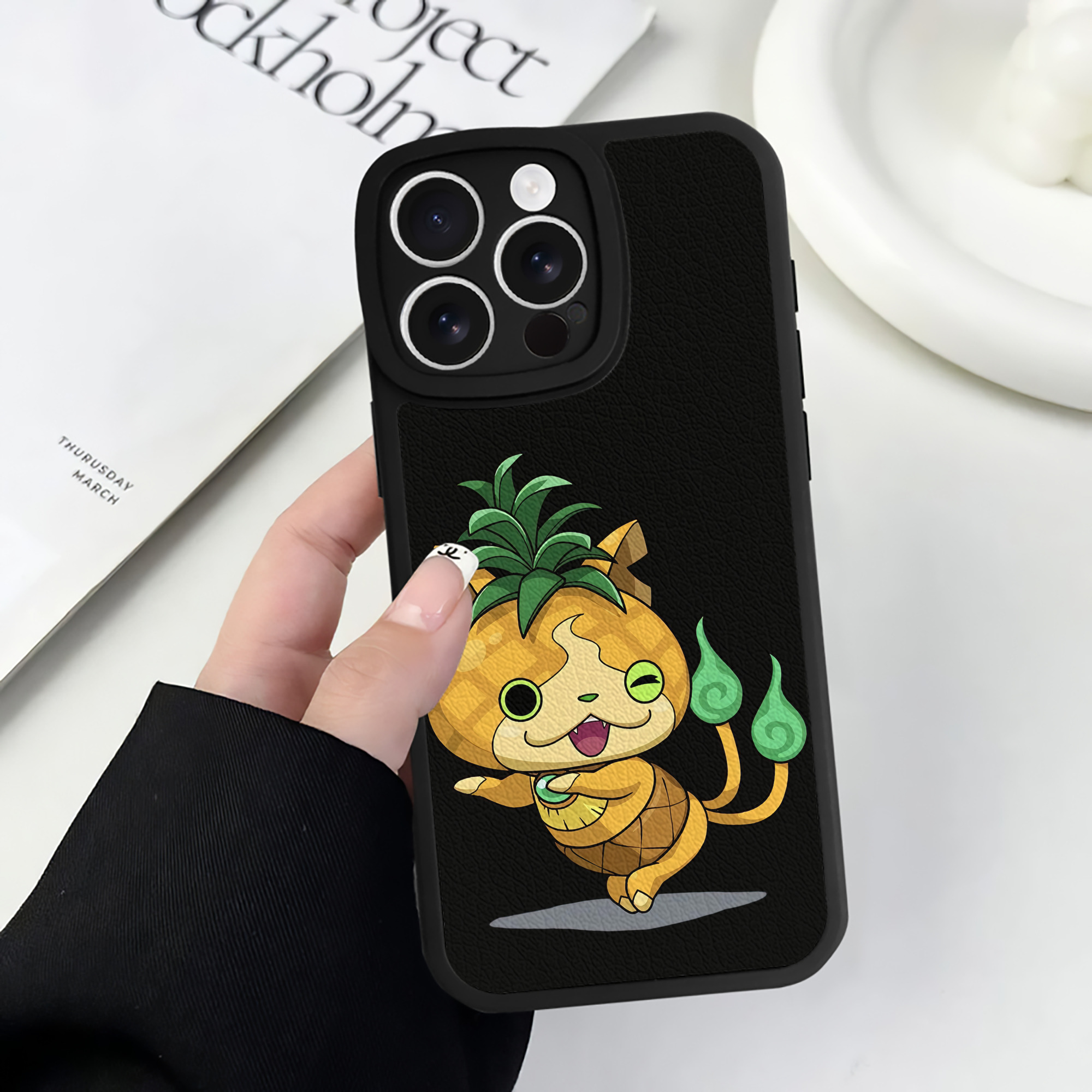 （画像用） 妖怪ウォッチ Yo-kai Watch 【iPhone 16シリーズ対応】シリコンスマホケース（レザー調） 材質：シリコン